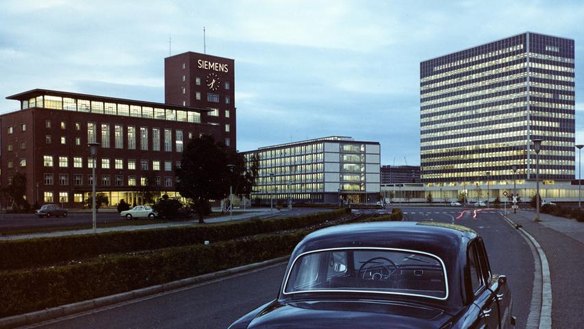 Vorne ein 180er Mercedes, hinten der "Himbeerpalast" von Siemens: So sah Erlangen 1962 aus.