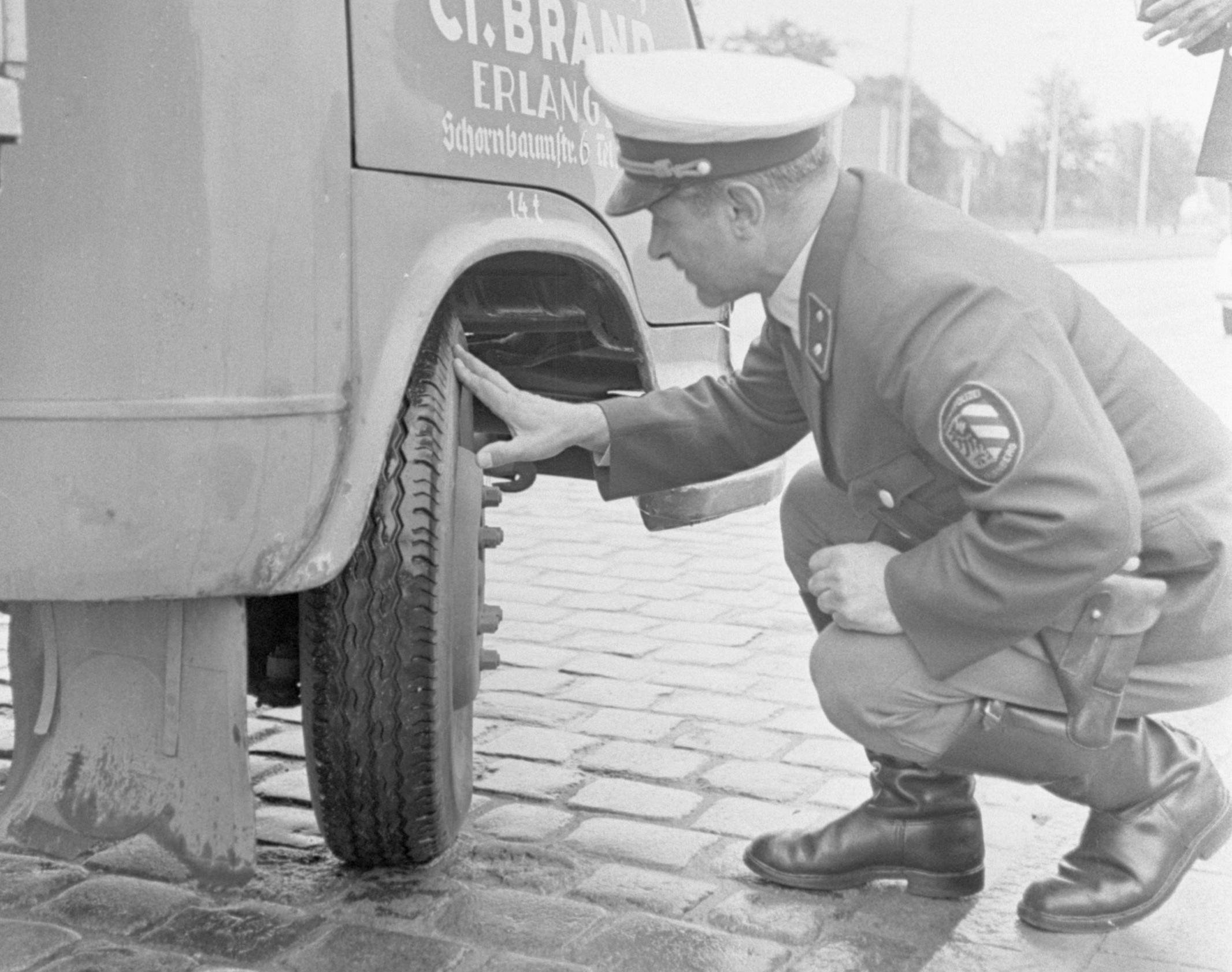 Jagd auf nachlässige Fahrzeuglenker machte die Polizei auch schon 1968, hier kontrolliert ein Polizist die Reifen eines Hanomag-Kleinlasters aus Erlangen. Ob alles in Ordnung war oder etwas bemängelt werden musste, ist leider nicht überliefert.