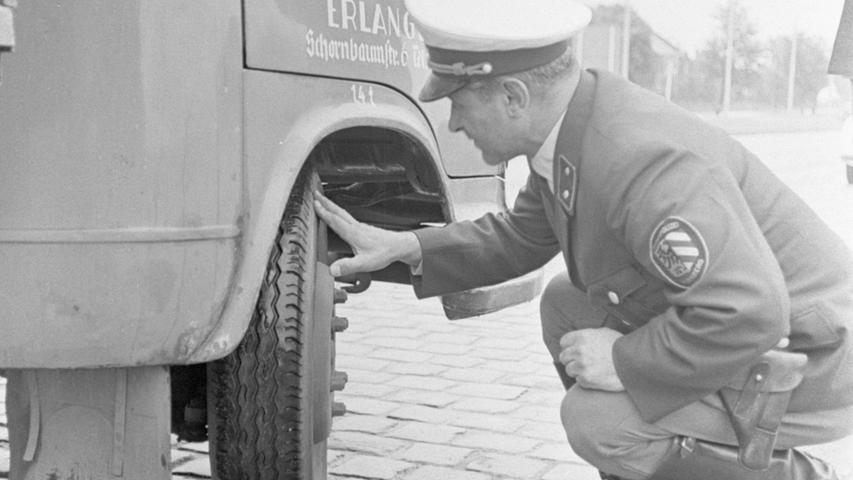 Jagd auf nachlässige Fahrzeuglenker machte die Polizei auch schon 1968, hier kontrolliert ein Polizist die Reifen eines Hanomag-Kleinlasters aus Erlangen. Ob alles in Ordnung war oder etwas bemängelt werden musste, ist leider nicht überliefert.