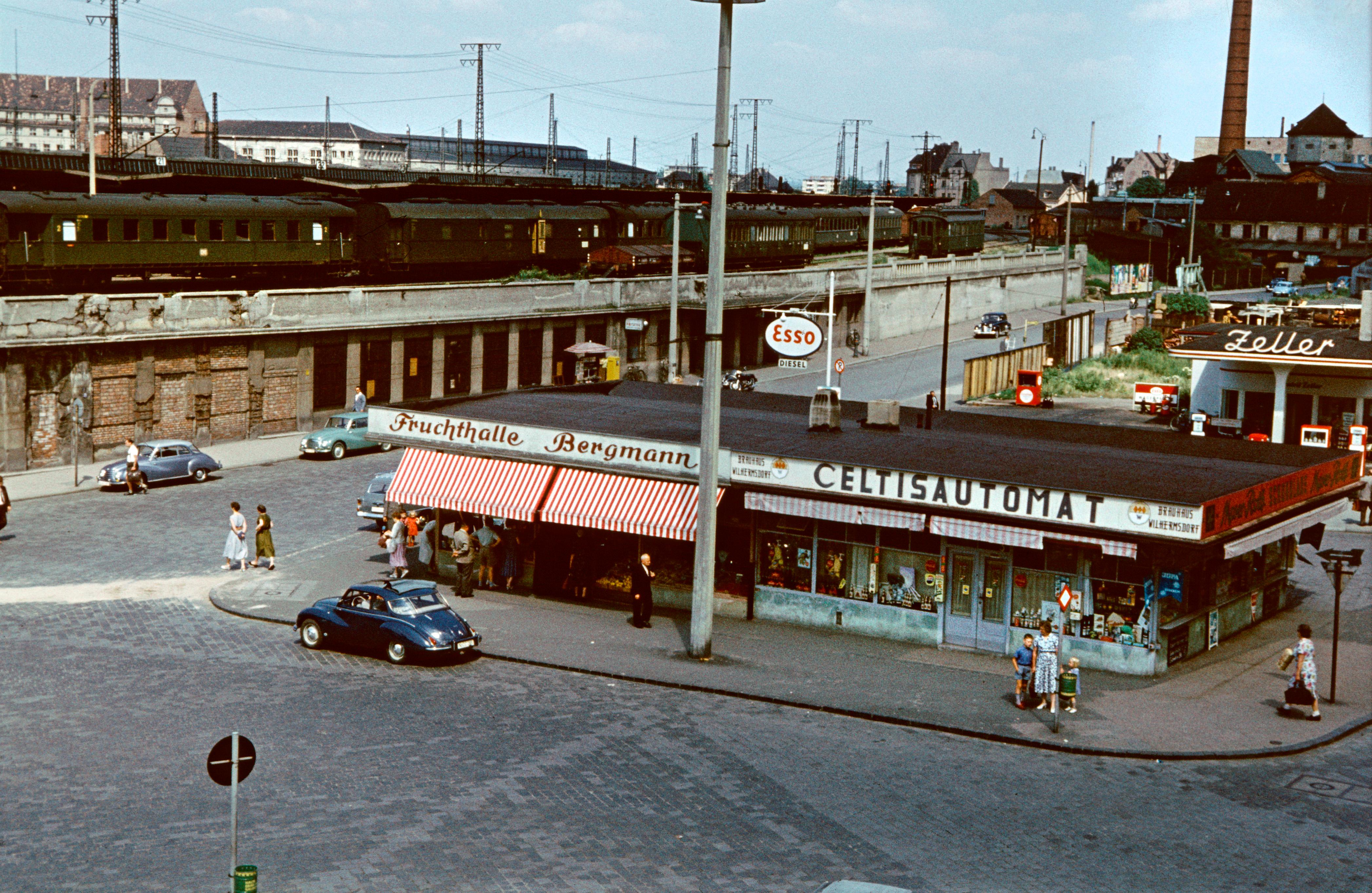 Kioske prägten in der Nachkriegszeit das Gesicht der Stadt Nürnberg. Am Celtisplatz hinter dem Hauptbahnhof stand damals der "Celtisautomat". Auf der Straße scheinen ausschließlich Fahrzeuge der Marke DKW unterwegs zu sein. Mehr Farbbilder aus Nürbergs bewegter Geschichte finden Sie hier. Ein Portrait des Nürnberger Hauptbahnhofs können Sie sich hier anschauen.