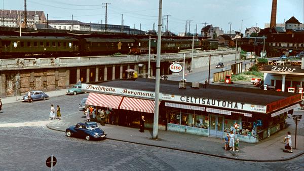 Kioske prägten in der Nachkriegszeit das Gesicht der Stadt Nürnberg. Am Celtisplatz hinter dem Hauptbahnhof stand damals der "Celtisautomat". Auf der Straße scheinen ausschließlich Fahrzeuge der Marke DKW unterwegs zu sein. Mehr Farbbilder aus Nürbergs bewegter Geschichte finden Sie hier. Ein Portrait des Nürnberger Hauptbahnhofs können Sie sich hier anschauen.