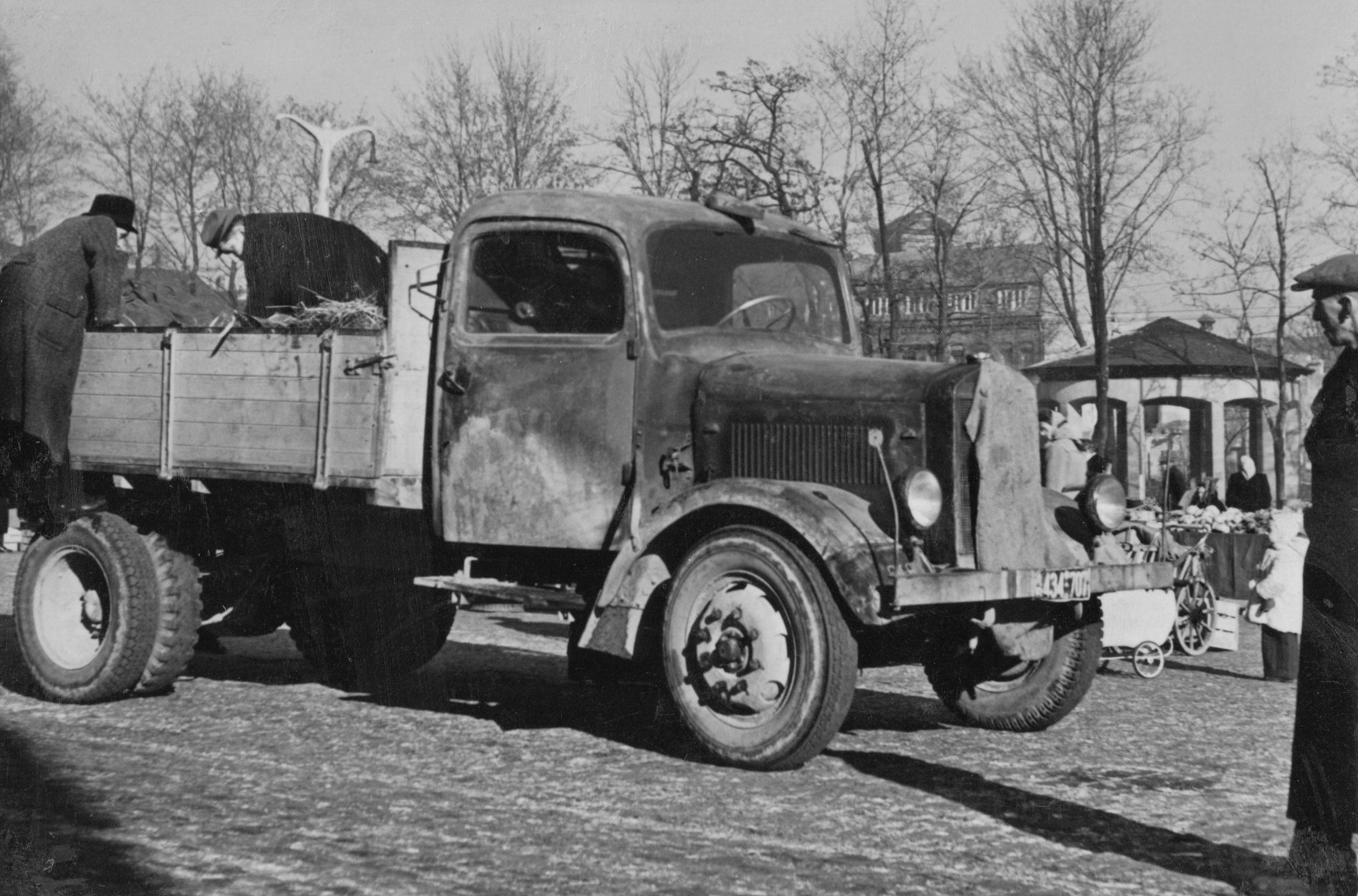 Von diesem Bild aus dem Jahr 1949 ist nur überliefert, dass es auf der Fürther Freiheit entstanden ist. Der Kühlergrill des Lastwagens wurde mit einem Tuch verhüllt, damit der Motor nicht zu viel kalte Luft abbekommt.