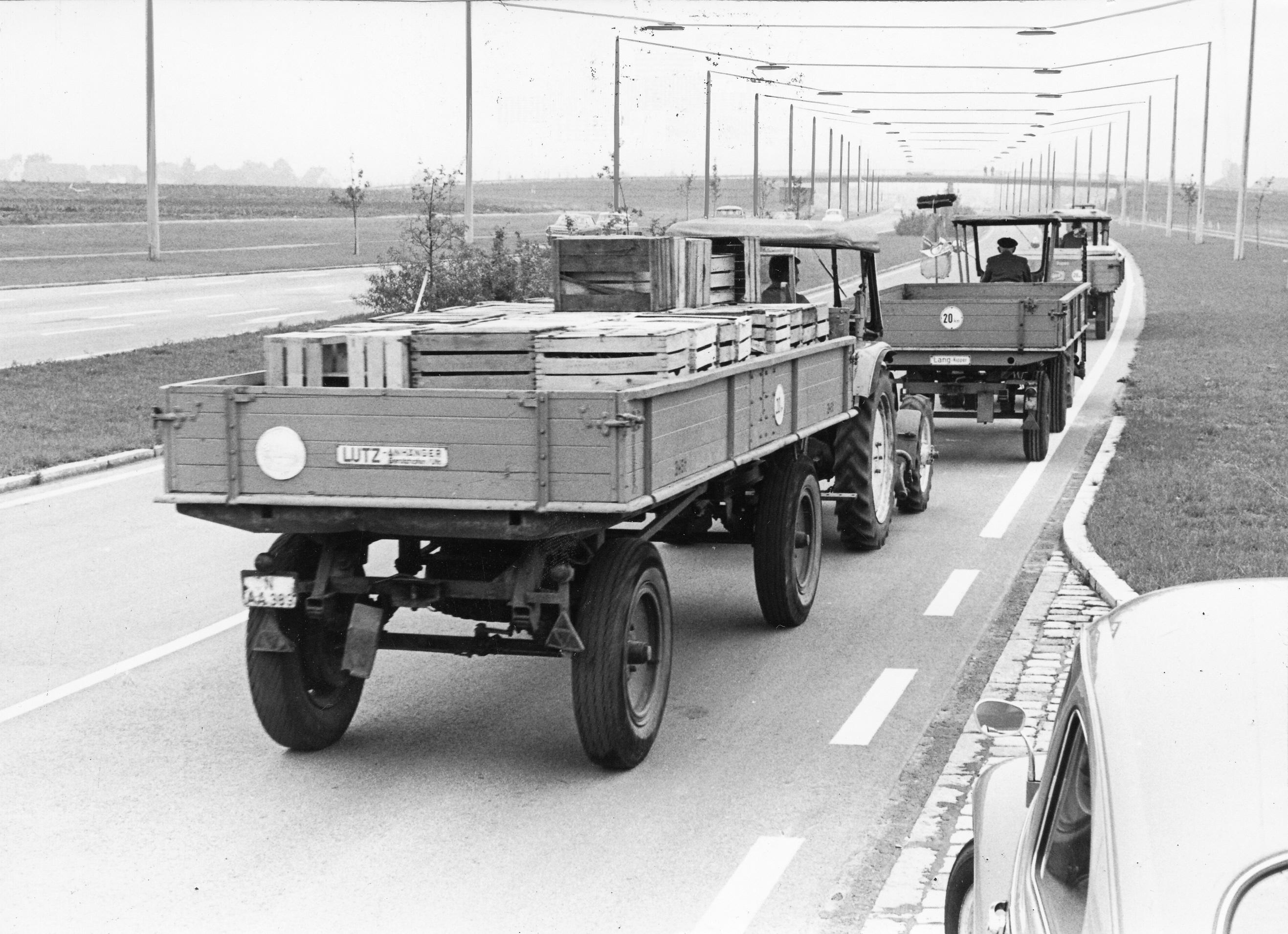 Ein neuer Weg führte ab September 1967 nach Norden: Im Bild die soeben für den Verkehr freigegebene Bundesstraße 4 im Knoblauchsland. Auf der Jungfernfahrt auf der neuen Straße folgten gleich hinter den Wagen der Prominenz, wenn auch etwas langsamer, die Schlepper der Bauern. Die kultigsten deutschen Traktor-Marken finden Sie hier.