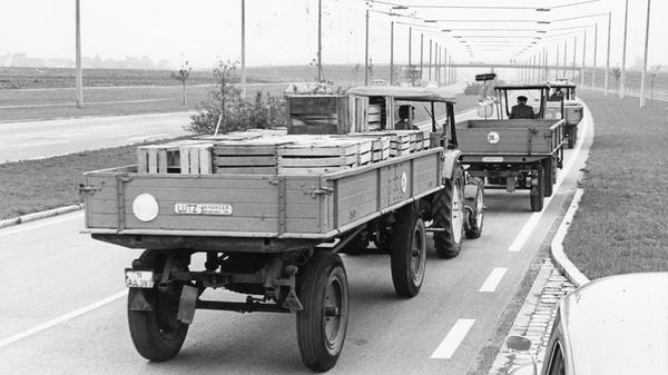 Ein neuer Weg führte ab September 1967 nach Norden: Im Bild die soeben für den Verkehr freigegebene Bundesstraße 4 im Knoblauchsland. Auf der Jungfernfahrt auf der neuen Straße folgten gleich hinter den Wagen der Prominenz, wenn auch etwas langsamer, die Schlepper der Bauern. Die kultigsten deutschen Traktor-Marken finden Sie hier.