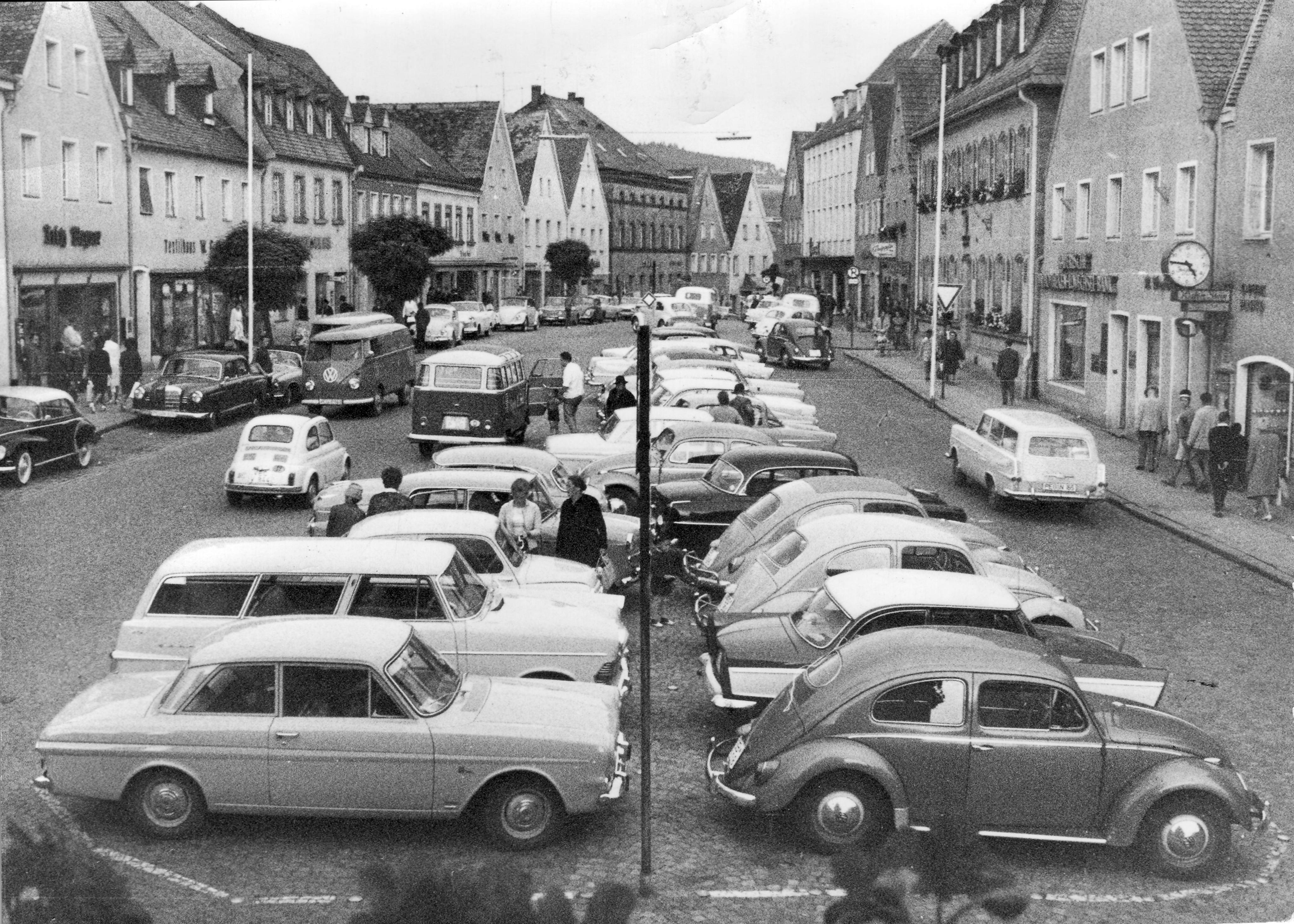 Komplett zugeparkt zeigt sich im August 1968 der Pegnitzer Marktplatz. Vom Ponton-Mercedes über den VW Bulli bis zum Opel Rekord als Kombi ist alles dabei, was früher auf den deutschen Straßen unterwegs war.