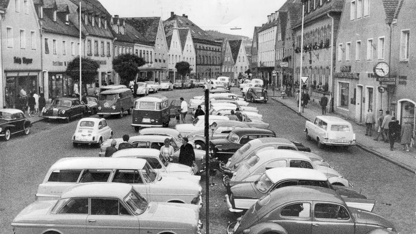 Komplett zugeparkt zeigt sich im August 1968 der Pegnitzer Marktplatz. Vom Ponton-Mercedes über den VW Bulli bis zum Opel Rekord als Kombi ist alles dabei, was früher auf den deutschen Straßen unterwegs war.