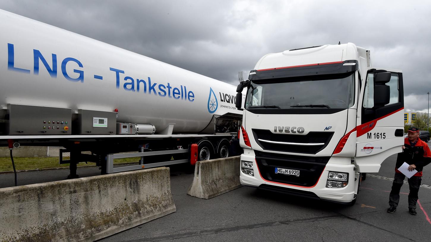 An der ersten LNG-Tankstelle in Brandenburg werden LKWs mit Flüssig-Erdgas betankt. Deutschland will künftig mehr Flüssig-Erdgas (LNG) aus den USA einführen.