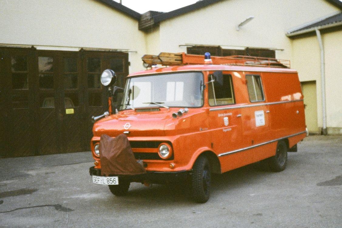 Wann genau sich dieser 1966 gebaute Opel Blitz der Freiwilligen Feuerwehr Sugenheim der Kamera präsentierte, ist nicht bekannt. Es dürfte irgendwann Mitte der 1990er-Jahre gewesen sein. Zugelassen wurde das Löschfahrzeug noch in einer Zeit, in der Sugenheim zum Altlandkreis Scheinfeld gehörte. Daher ziert ein SEF-Nummernschild die Stoßstange. Das Fahrzeug ist heute noch vorhanden und gehört zu den schönsten Blaulicht-Oldtimern der Region.