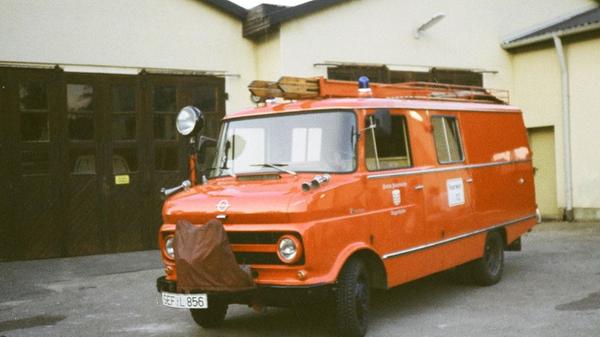 Wann genau sich dieser 1966 gebaute Opel Blitz der Freiwilligen Feuerwehr Sugenheim der Kamera präsentierte, ist nicht bekannt. Es dürfte irgendwann Mitte der 1990er-Jahre gewesen sein. Zugelassen wurde das Löschfahrzeug noch in einer Zeit, in der Sugenheim zum Altlandkreis Scheinfeld gehörte. Daher ziert ein SEF-Nummernschild die Stoßstange. Das Fahrzeug ist heute noch vorhanden und gehört zu den schönsten Blaulicht-Oldtimern der Region.