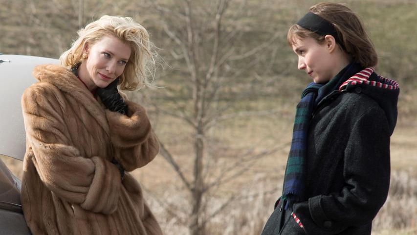 Die Adaption des Patricia-Highsmith-Romans "Salz und sein Preis" erschien erst Ende 2015 in deutschen Kinos und wurde bislang lediglich im späten ARD-Abendprogramm gezeigt. Gerade unter Filmkennern genießt der Film aber ein deutlich höheres Ansehen als die niedrige Bekanntheit in Deutschland nahelegen würde. Im New York der 1950er Jahre erzählt "Carol" die Geschichte einer verbotenen Affäre zwischen einer aufstrebenden Jung-Fotografin und einer deutlich älteren Frau, die gerade eine Scheidung durchlebt. Die Romanze mit Oscar-Preisträgerin Cate Blanchett und Rooney Mara mischte bei verschiedensten Preisverleihungen mit und war auf dem internationalen Kritikerportal "Metacritic" der am besten bewertete Film des Jahres 2015. Nahezu alles stimmt bei diesem Film, der nicht nur mit tollen Leistungen der beiden für diesen Film oscar-nominierten Schauspielerinnen aufwartet, sondern mit großartiger Regie, Kamera, Kostümen und einem einnehmenden Soundtrack. Nicht selten zollt der Todd-Haynes-Film dabei auch 50er-Jahre-Klassikern Tribut. Die Adaption des Patricia-Highsmith-Romans "Salz und sein Preis" erschien erst Ende 2015 in deutschen Kinos und wurde bislang lediglich im späten ARD-Abendprogramm gezeigt. Gerade unter Filmkennern genießt der Film aber ein deutlich höheres Ansehen als die niedrige Bekanntheit in Deutschland nahelegen würde. Im New York der 1950er Jahre erzählt "Carol" die Geschichte einer verbotenen Affäre zwischen einer aufstrebenden Jung-Fotografin und einer deutlich älteren Frau, die gerade eine Scheidung durchlebt. Die Romanze mit Oscar-Preisträgerin Cate Blanchett und Rooney Mara mischte bei verschiedensten Preisverleihungen mit und war auf dem internationalen Kritikerportal "Metacritic" der am besten bewertete Film des Jahres 2015. Nahezu alles stimmt bei diesem Film, der nicht nur mit tollen Leistungen der beiden für diesen Film oscar-nominierten Schauspielerinnen aufwartet, sondern mit großartiger Regie, Kamera, Kostümen und einem einnehmenden Soundtrack. Nicht selten zollt der Todd-Haynes-Film dabei auch 50er-Jahre-Klassikern Tribut.