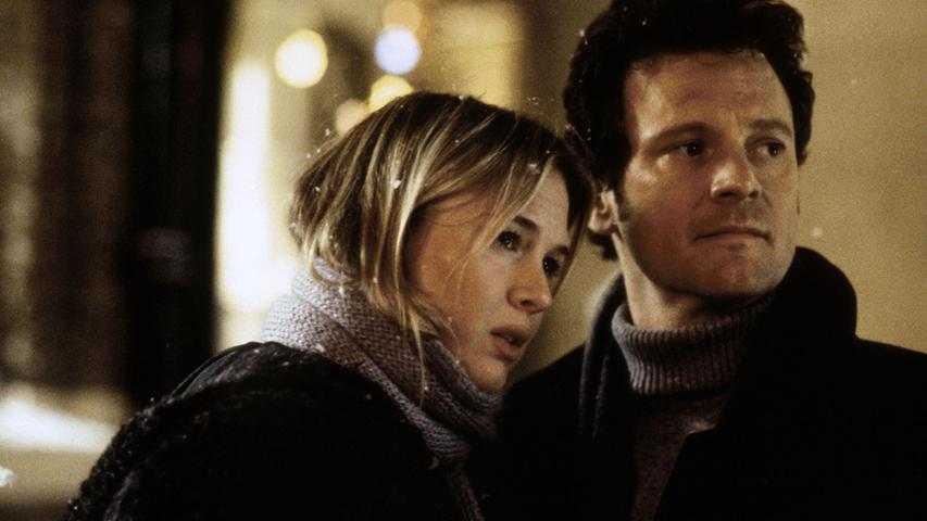 Die erste Verfilmung der Helen-Fielding-Buchreihe um die fiktive Mittdreißigerin Bridget Jones war der Auftakt für eine immens erfolgreiche Filmreihe. Die titelgebende, übergewichtige Single-Frau ist frustriert, weil sie noch immer alleinstehend ist und beschließt am Neujahrstag, dies zu ändern. In einem Tagebuch hält sie ihre Versuche abzunehmen und das Rauchen aufzugeben fest, genauso wie ihr Bemühen, einen Mann kennenzulernen. Sie verguckt sich in ihren Chef, kommt mit ihm zusammen, blendet aber seine schlechten Charakterzüge aus. Den Rechtsanwalt Mark Darcy, mit dem ihre Mutter sie verkuppeln wollte und der obendrein mit ihrem Chef verfeindet ist, schloss Bridget dagegen als möglichen Kandidaten aus. Doch bald ändert sich die Konstellation... Die moderne Variante des Romans "Stolz und Vorurteil" glänzt durch ihren Cast aus Renée Zellweger, Hugh Grant und Colin Firth und schenkte vielen Fans der Bücher eine sympathische, liebenswerte und lustige Filmfigur. Einschaltempfehlung für einen feuchtfröhlichen Mädelsabend! Die erste Verfilmung der Helen-Fielding-Buchreihe um die fiktive Mittdreißigerin Bridget Jones war der Auftakt für eine immens erfolgreiche Filmreihe. Die titelgebende, übergewichtige Single-Frau ist frustriert, weil sie noch immer alleinstehend ist und beschließt am Neujahrstag, dies zu ändern. In einem Tagebuch hält sie ihre Versuche abzunehmen und das Rauchen aufzugeben fest, genauso wie ihr Bemühen, einen Mann kennenzulernen. Sie verguckt sich in ihren Chef, kommt mit ihm zusammen, blendet aber seine schlechten Charakterzüge aus. Den Rechtsanwalt Mark Darcy, mit dem ihre Mutter sie verkuppeln wollte und der obendrein mit ihrem Chef verfeindet ist, schloss Bridget dagegen als möglichen Kandidaten aus. Doch bald ändert sich die Konstellation... Die moderne Variante des Romans "Stolz und Vorurteil" glänzt durch ihren Cast aus Renée Zellweger, Hugh Grant und Colin Firth und schenkte vielen Fans der Bücher eine sympathische, liebenswerte und lustige Filmfigur. Einschaltempfehlung für einen feuchtfröhlichen Mädelsabend!