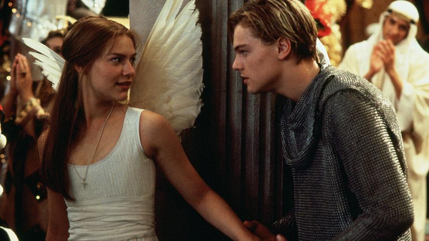 Ob es den Namen des Urhebers im Filmtitel gebraucht hätte? Immerhin kennzeichnet die Romanze zwischen Romeo und Julia wohl die bekannteste Liebesgeschichte überhaupt. Obendrein wartet "William Shakespeares Romeo + Julia" noch mit einer gehörigen Portion Star-Faktor auf. Leonardo DiCaprio spielt den Romeo ein Jahr vor seinem Welterfolg mit "Titanic"und die spätere "Homeland"Mimin Claire Danes seine Julia. Die moderne Variante von Shakespeares ewiger Tragödie behält den Kern seiner Geschichte bei, verfrachtet die Romanze aber in einen schießwütigen Familienkrieg zwischen Mafia-Imperien in den USA. Wäre Shakespeare mit dieser visuell etwas überzeichneten Punk-Adaption zufrieden gewesen? Man darf es bezweifeln, doch aus dem Film wurde ein großer Erfolg. Letztlich kommt es bei großen Stücken Shakespeares nur auf zwei Dinge an: den Regisseur und die Hauptdarsteller. Mit dem späteren "Gatsby“"Regisseur Luhrmann und zwei Publikumslieblingen vor der Kamera machte "Romeo + Julia" hierbei sehr viel richtig. Ob es den Namen des Urhebers im Filmtitel gebraucht hätte? Immerhin kennzeichnet die Romanze zwischen Romeo und Julia wohl die bekannteste Liebesgeschichte überhaupt. Obendrein wartet "William Shakespeares Romeo + Julia" noch mit einer gehörigen Portion Star-Faktor auf. Leonardo DiCaprio spielt den Romeo ein Jahr vor seinem Welterfolg mit "Titanic"und die spätere "Homeland"Mimin Claire Danes seine Julia. Die moderne Variante von Shakespeares ewiger Tragödie behält den Kern seiner Geschichte bei, verfrachtet die Romanze aber in einen schießwütigen Familienkrieg zwischen Mafia-Imperien in den USA. Wäre Shakespeare mit dieser visuell etwas überzeichneten Punk-Adaption zufrieden gewesen? Man darf es bezweifeln, doch aus dem Film wurde ein großer Erfolg. Letztlich kommt es bei großen Stücken Shakespeares nur auf zwei Dinge an: den Regisseur und die Hauptdarsteller. Mit dem späteren "Gatsby“"Regisseur Luhrmann und zwei Publikumslieblingen vor der Kamera machte "Romeo + Julia" hierbei sehr viel richtig.
