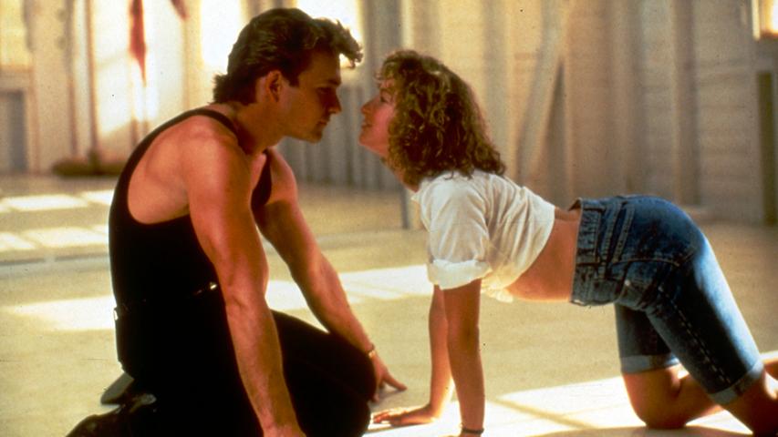 Ob Zuschauer von "Dirty Dancing" am Valentinstag die "Zeit ihres Lebens" haben werden, lässt sich vorab nicht sicher sagen, Baby und Johnny hatten sie in jedem Fall im Sommer des Jahres 1963. Heute gilt der Film mit Patrick Swayze und Jennifer Grey vielleicht als Liebesfilm schlechthin. Die Geschichte, die auf der Jugend von Drehbuchautorin Eleanor Bergstein basiert, wäre aufgrund von Führungswechseln beim Studio MGM fast nie realisiert worden. Letztlich wurde die Romanze aber nicht zuletzt wegen ihres ungemein populären Soundtracks zum Welterfolg und ließ Millionen von Pärchen an der anspruchsvollen Hebefigur scheitern. Dabei hat die Erzählung etwas ganz Klassisches: die Tochter einer reichen Familie verliebt sich in den einfachen Tanzlehrer. Eine ähnliche Konstellation verhalf später "Titanic" zum größten Kinoerfolg aller Zeiten. Wer auf eindrucksvolle Tanzchoreografien steht, sollte dennoch lieber den Film von 1987 wählen. Ob Zuschauer von "Dirty Dancing" am Valentinstag die "Zeit ihres Lebens" haben werden, lässt sich vorab nicht sicher sagen, Baby und Johnny hatten sie in jedem Fall im Sommer des Jahres 1963. Heute gilt der Film mit Patrick Swayze und Jennifer Grey vielleicht als Liebesfilm schlechthin. Die Geschichte, die auf der Jugend von Drehbuchautorin Eleanor Bergstein basiert, wäre aufgrund von Führungswechseln beim Studio MGM fast nie realisiert worden. Letztlich wurde die Romanze aber nicht zuletzt wegen ihres ungemein populären Soundtracks zum Welterfolg und ließ Millionen von Pärchen an der anspruchsvollen Hebefigur scheitern. Dabei hat die Erzählung etwas ganz Klassisches: die Tochter einer reichen Familie verliebt sich in den einfachen Tanzlehrer. Eine ähnliche Konstellation verhalf später "Titanic" zum größten Kinoerfolg aller Zeiten. Wer auf eindrucksvolle Tanzchoreografien steht, sollte dennoch lieber den Film von 1987 wählen.