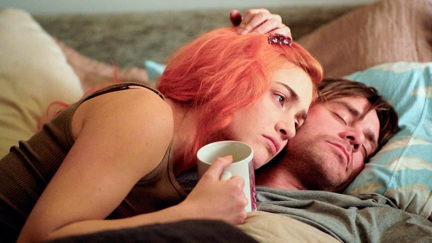 Einen Ausflug ins Science-Fiction-Genre macht "Vergiss mein nicht!". Drehbuchautor Charlie Kaufman ist bekannt für seine erzählerisch innovativen Ideen und schuf auch im Jahr 2004 einen überaus originellen Liebesfilm mit Kate Winslet und Jim Carrey. Darin beginnt der schüchterne Joel eine Beziehung mit der offenherzigen Clementine. Es ist Liebe auf den ersten Blick, doch schon bald zerbricht die Beziehung. Nach einem schrecklichen Streit entschließt sich Clementine dazu, von einer neuen New Yorker Firma alle Erinnerungen an die Beziehung auslöschen zu lassen. Als Joel davon erfährt, lässt er die Prozedur selbst über sich ergehen. Doch bald zeigt sich, dass sich Schicksal nicht umkehren lässt... Heute zählt "Vergiss mein nicht!" zu den einfallsreichsten Liebesfilmen aller Zeiten, der auch inszenatorisch Innovativität an den Tag legt. "Vergiss mein nicht!" ist konzeptuell kompliziert, aber so romantisch wie ein Film nur sein kann. Einen Ausflug ins Science-Fiction-Genre macht "Vergiss mein nicht!". Drehbuchautor Charlie Kaufman ist bekannt für seine erzählerisch innovativen Ideen und schuf auch im Jahr 2004 einen überaus originellen Liebesfilm mit Kate Winslet und Jim Carrey. Darin beginnt der schüchterne Joel eine Beziehung mit der offenherzigen Clementine. Es ist Liebe auf den ersten Blick, doch schon bald zerbricht die Beziehung. Nach einem schrecklichen Streit entschließt sich Clementine dazu, von einer neuen New Yorker Firma alle Erinnerungen an die Beziehung auslöschen zu lassen. Als Joel davon erfährt, lässt er die Prozedur selbst über sich ergehen. Doch bald zeigt sich, dass sich Schicksal nicht umkehren lässt... Heute zählt "Vergiss mein nicht!" zu den einfallsreichsten Liebesfilmen aller Zeiten, der auch inszenatorisch Innovativität an den Tag legt. "Vergiss mein nicht!" ist konzeptuell kompliziert, aber so romantisch wie ein Film nur sein kann.
