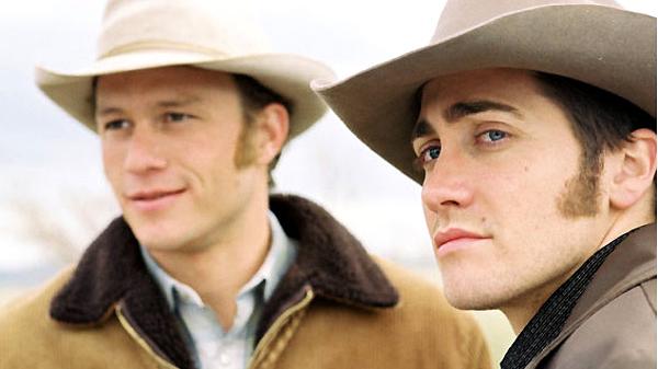 2005 schlug "Brokeback Mountain" ein wie eine Bombe. Der auf einer Kurzgeschichte von Annie Proulx basierende Film von Ang Lee gewann drei Oscars und brach das Tabu, gleichgeschlechtlicher Liebe zwischen Männern einen eigenen, intensiven Film auf der Leinwand zu widmen. Im Jahr 1963 werden Ennis Del Mar und Jack Twist angeheuert, um eine Herde Schafe in den Bergen Wyomings zu beaufsichtigen. Aus der zunächst reinen Arbeitsbeziehung entwickelt sich ein leidenschaftliches romantisches Verhältnis, das vor allem das Privatleben von Familienvater Ennis auf die Probe stellt... Die starken Leistungen von Heath Ledger und Jake Gyllenhall machten aus "Brokeback Mountain" einen epischen Western von universellem Charakter, der von Kritikern gefeiert wurde. 2005 schlug "Brokeback Mountain" ein wie eine Bombe. Der auf einer Kurzgeschichte von Annie Proulx basierende Film von Ang Lee gewann drei Oscars und brach das Tabu, gleichgeschlechtlicher Liebe zwischen Männern einen eigenen, intensiven Film auf der Leinwand zu widmen. Im Jahr 1963 werden Ennis Del Mar und Jack Twist angeheuert, um eine Herde Schafe in den Bergen Wyomings zu beaufsichtigen. Aus der zunächst reinen Arbeitsbeziehung entwickelt sich ein leidenschaftliches romantisches Verhältnis, das vor allem das Privatleben von Familienvater Ennis auf die Probe stellt... Die starken Leistungen von Heath Ledger und Jake Gyllenhall machten aus "Brokeback Mountain" einen epischen Western von universellem Charakter, der von Kritikern gefeiert wurde.
