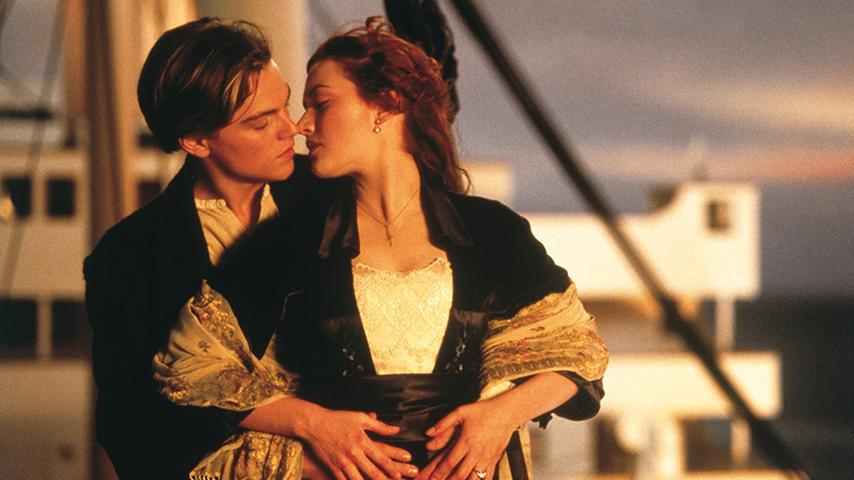 Hat jemand "Titanic" gesagt? Die epische Romanze mit Leonardo DiCaprio und Kate Winslet wurde 1997 zum erfolgreichsten Film aller Zeiten und wird heute noch immer gern gesehen. Mittlerweile gilt die Romanze auf der wenig erfolgreichen Jungfernfahrt der RMS Titanic als absoluter Filmklassiker und daher als offensichtliche Wahl für einen Filmabend am Valentinstag. Zum Glück hatte Regisseur James Cameron eine eigenartige Faszination für Schiffs-Wracks und antizipierte eine tieftragische Liebesgeschichte zwischen zwei Personen aus sehr unterschiedlichen sozialen Verhältnissen an Bord dieses legendären Schiffsunglücks. Heute hallen die ikonischen Szenen nach. Die Aktzeichnung, die Figur am Schiffsbug oder die Liebesszene im Auto. Eine erneute Ansicht lädt auch zur Antwort auf die ewige Frage ein, ob Jack nicht doch Platz auf dem Treibholz gefunden hätte. Dann hätte der Film freilich nicht so gut funktioniert.