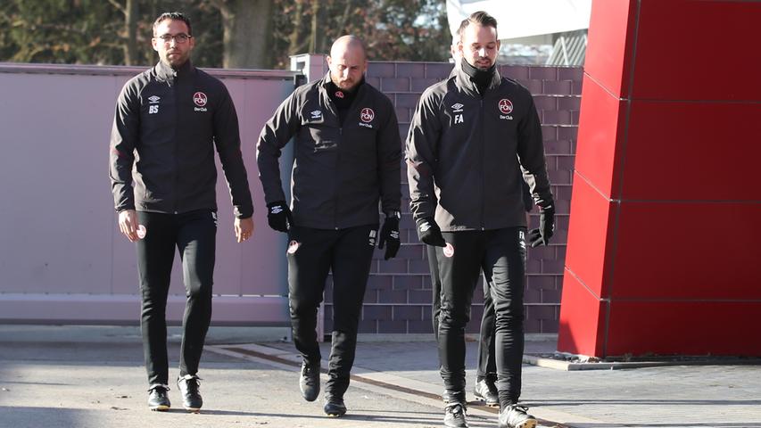 Es sind die ersten Schritte als neuer Chefcoach: Boris Schommers (links) macht sich mit seinem Team auf den Weg zum Trainingsplatz.