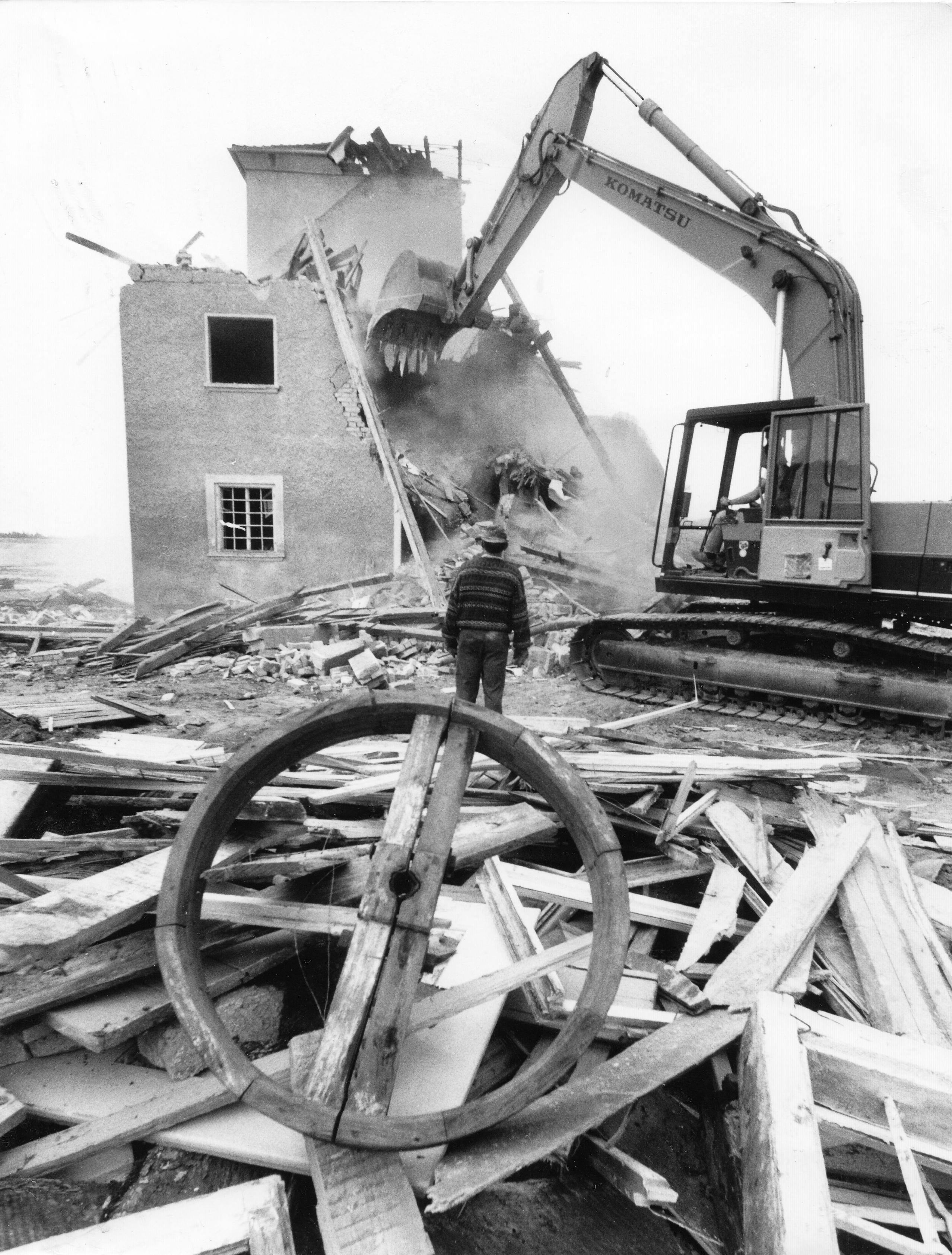 Für den Rothsee weichen musste 1992 die Hasenbruckmühle in der Nähe von Roth. Das Gebäude wurde abgerissen, heute ist das Gelände Teil des Fränkischen Seenlands.