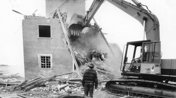 Für den Rothsee weichen musste 1992 die Hasenbruckmühle in der Nähe von Roth. Das Gebäude wurde abgerissen, heute ist das Gelände Teil des Fränkischen Seenlands.