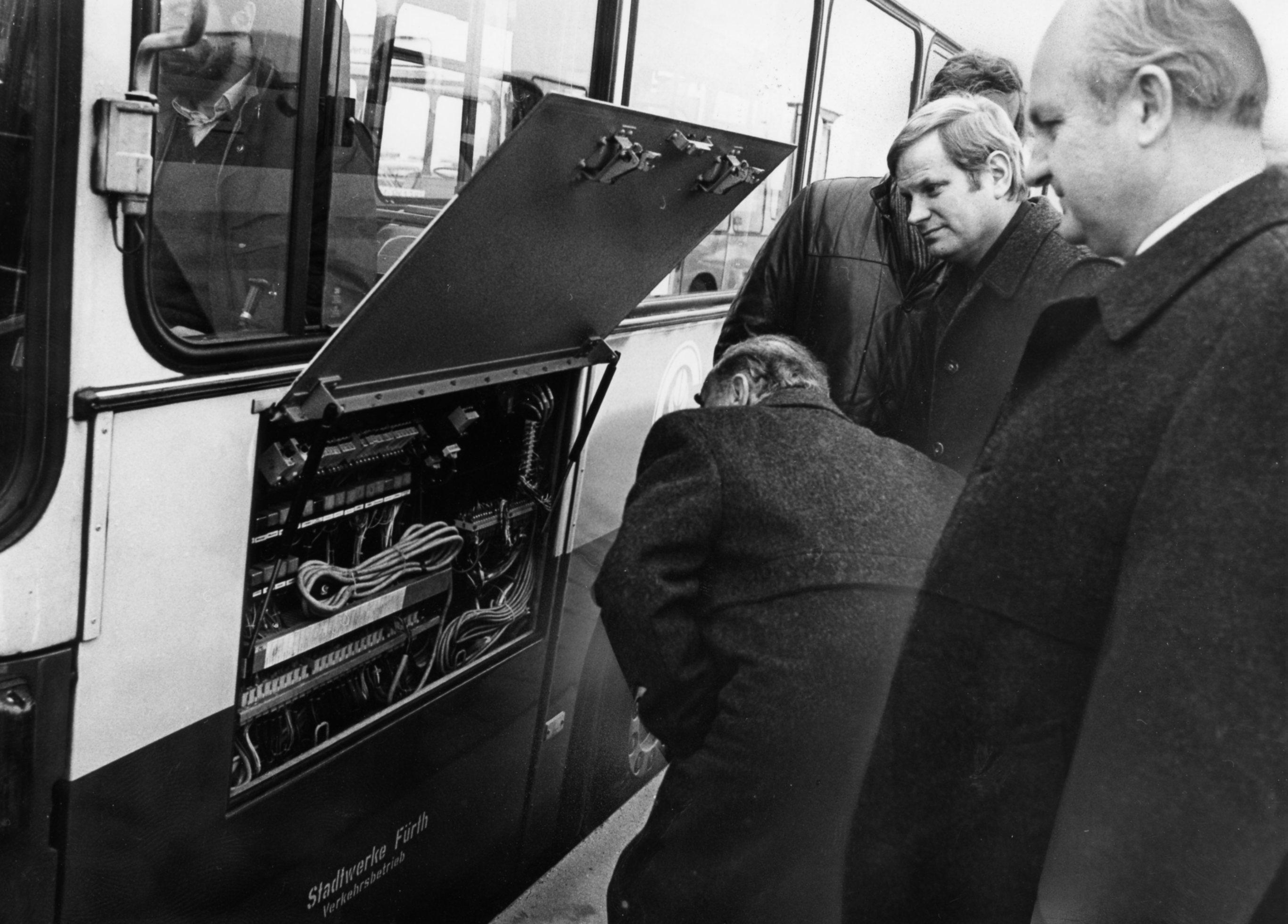 Einblicke in die komplizierte Technik eines Busses der Fürther Stadtwerke nahmen anno 1984 Werkreferent Horst Staakmann, SPD-Fraktionschef Fritz Engel und Stadtrat Günter Hefele.