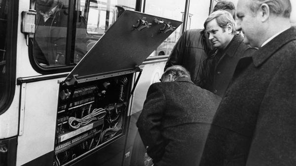 Einblicke in die komplizierte Technik eines Busses der Fürther Stadtwerke nahmen anno 1984 Werkreferent Horst Staakmann, SPD-Fraktionschef Fritz Engel und Stadtrat Günter Hefele.