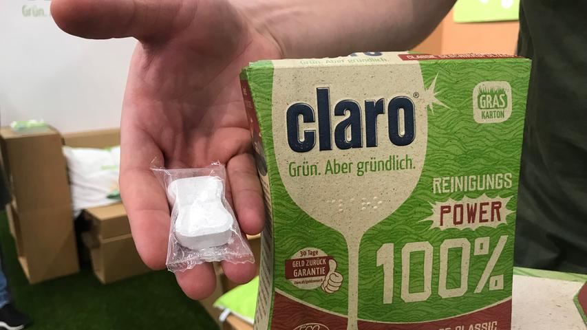 Claro ist ein Familienunternehmen, das seit 1995 ökologische Geschirrspültabs herstellt. Sie nutzen sogenannten Graskarton als Verpackung. Der braucht bei der Herstellung weniger als ein Zehntel des Wassers, das ein normaler Karton benötigen würde.