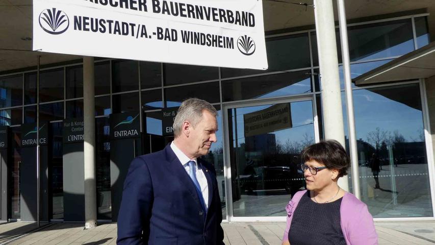 Vor dem Bad Windsheimer KKC freute sich Kreisbäuerin Renate Ixmeier, dass der ehemalige Bundespräsident Christian Wulff ihre Einladung zum Landfrauentag angenommen hatte.