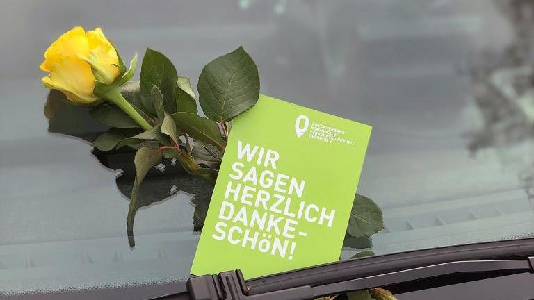 "Wir sagen herzlich Dankeschön!" steht auf den Botschaften, die am Valentinstag in Amberg an Richtigparker verteilt wurden.