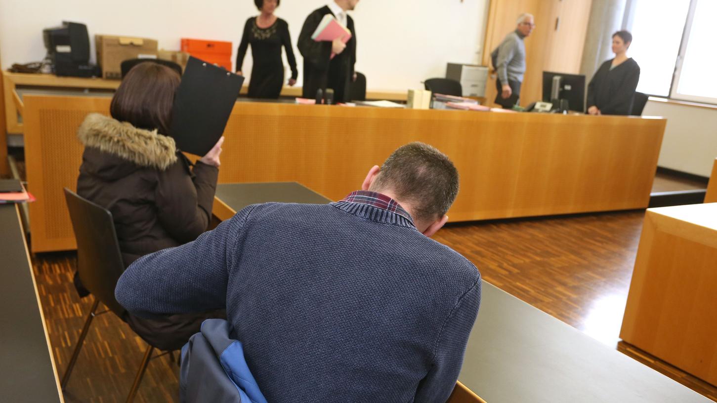 Die Frau wurde zu einer 22-monatigen Bewährungsstrafe verurteilt, ihr Ehemann erhielt 20 Monate. Die Frau wurde zu einer 22-monatigen Bewährungsstrafe verurteilt, ihr Ehemann erhielt 20 Monate.