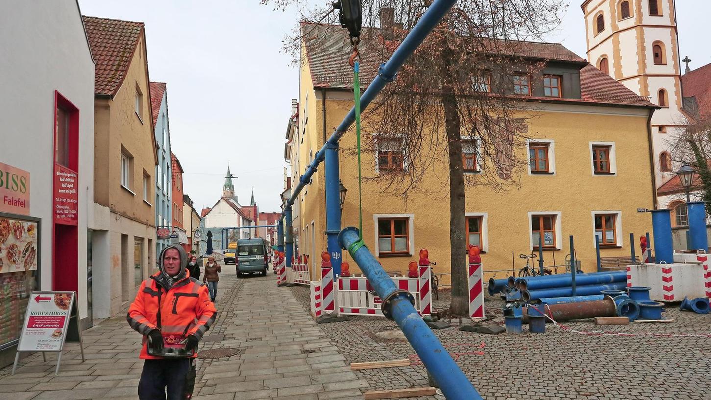 Neumarkt: Blaue Rohre schweben über der Klostergasse
