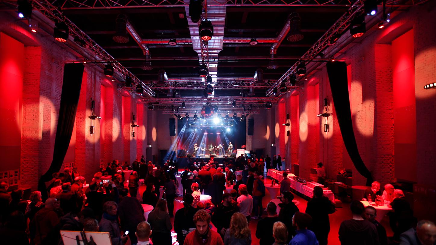Kaum wiederzuerkennen: Der große Saal im Z-Bau präsentiert sich nach seiner Sanierung endlich als moderne Bühne für Musikgruppen aller Stile. Wegen fehlender Brandschutz- und Fluchtwegeinrichtungen war er lange Jahre nur noch für kleine oder private Veranstaltungen zugelassen. Kaum wiederzuerkennen: Der große Saal im Z-Bau präsentiert sich nach seiner Sanierung endlich als moderne Bühne für Musikgruppen aller Stile. Wegen fehlender Brandschutz- und Fluchtwegeinrichtungen war er lange Jahre nur noch für kleine oder private Veranstaltungen zugelassen.