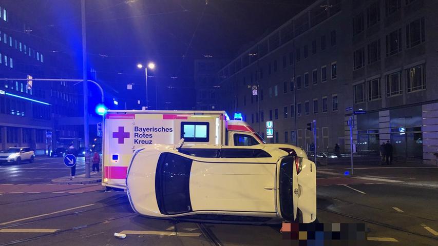 Kollision am Nürnberger Rathenauplatz: Auto landet auf Seite