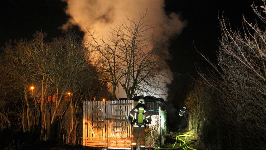 Gartenhütte in Bamberg steht in Flammen: Bahnverkehr eingestellt