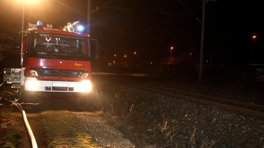 Gartenhütte in Bamberg steht in Flammen: Bahnverkehr eingestellt