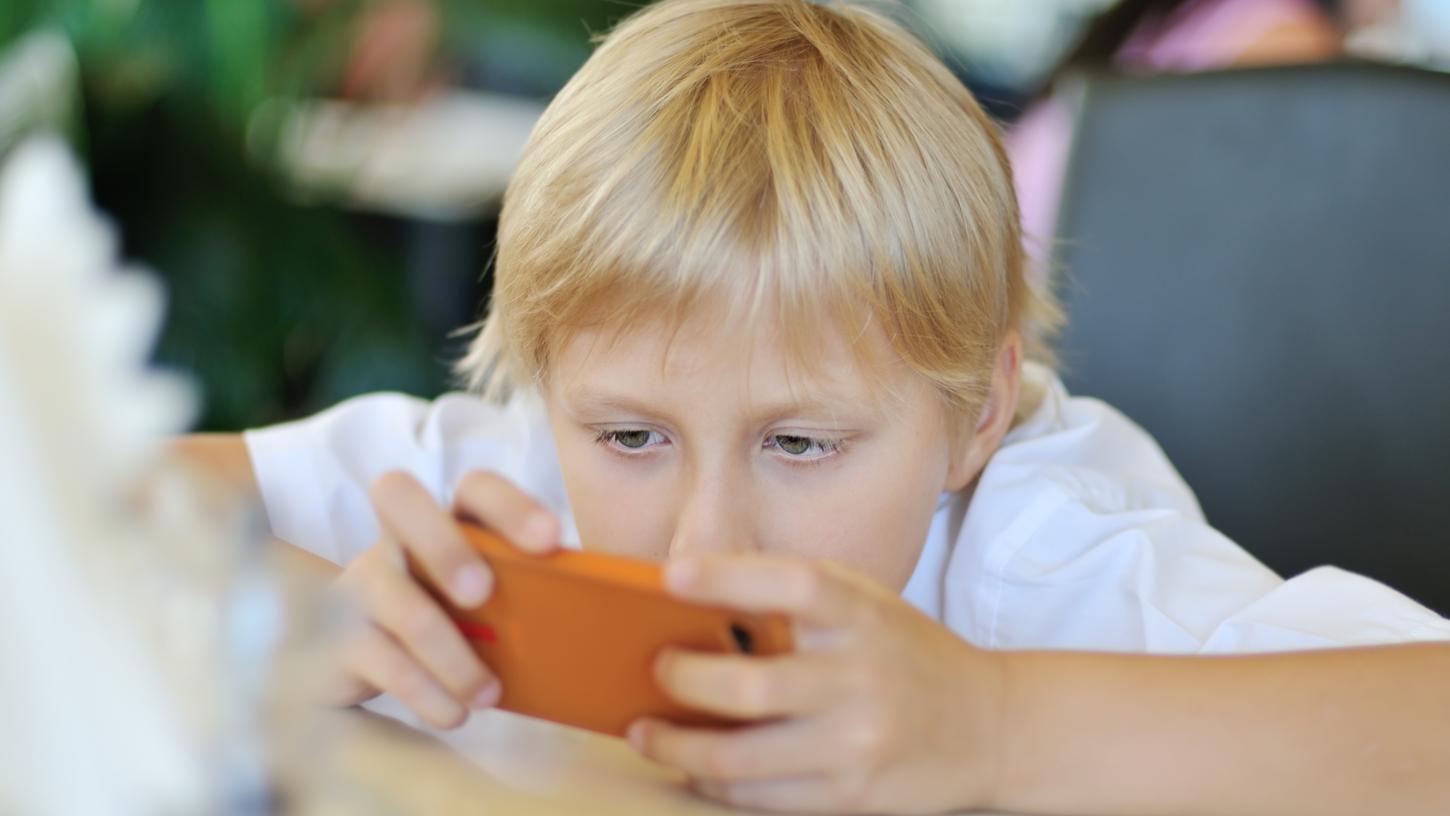 Internetexpertin Julia von Weiler fordert ein Smartphone-Verbot für Kinder unter 14 Jahren.