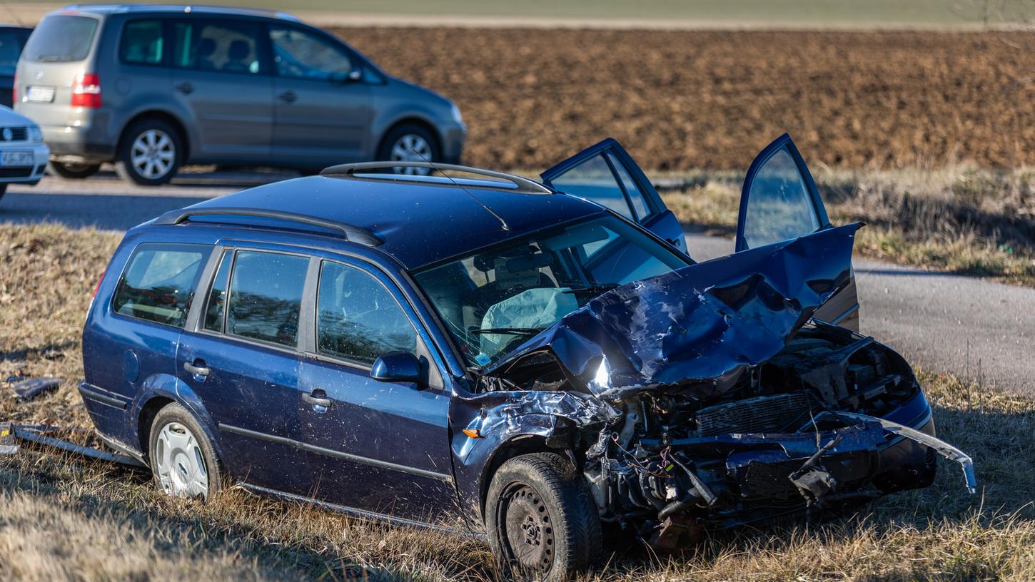 Am Auto des Kombis entstand durch den Unfall Totalschaden. Die Fahrerin wurde ins Gunzenhäuser Krankenhaus gebracht. Sie erlitt mittelschwere Verletzungen.
