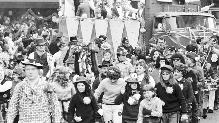Die Hippies im Vormarsch: die lustig kostümierte Gammlergruppe erntete bei den Zuschauern großen Beifall. Sie brachte in das wohlausgerichtete Bild der Gardetruppen den Schwabinglook.
 Hier geht es zum Artikel vom 17. Februar 1969:Schnaps kontra Kälte.