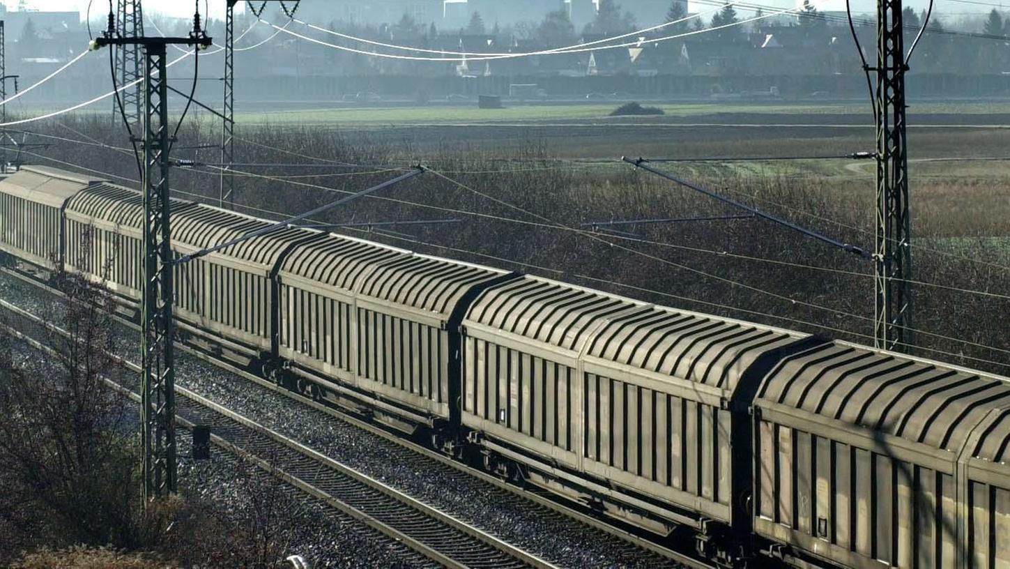 Der Güterzug des privaten Freilassinger Eisenbahnunternehmens K-Rail war ursprünglich im tschechischen Cheb gestartet. Wegen Fehlern zweier Mitarbeitern raste er ungebremst durch Franken und die Oberpfalz. (Symbolbild)