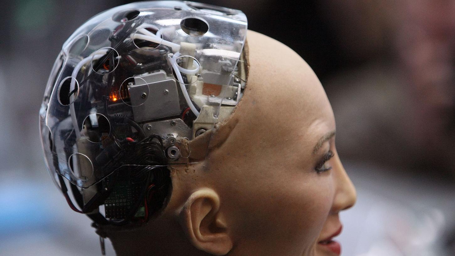 Der humanoide Roboter Sophia kann mittels Künstlicher Intelligenz einfache Unterhaltungen mit Menschen führen.
