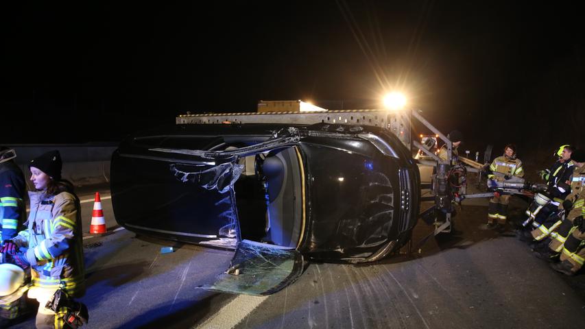 Nach Unfall: Laster-Anhänger kippt um und verliert Audi