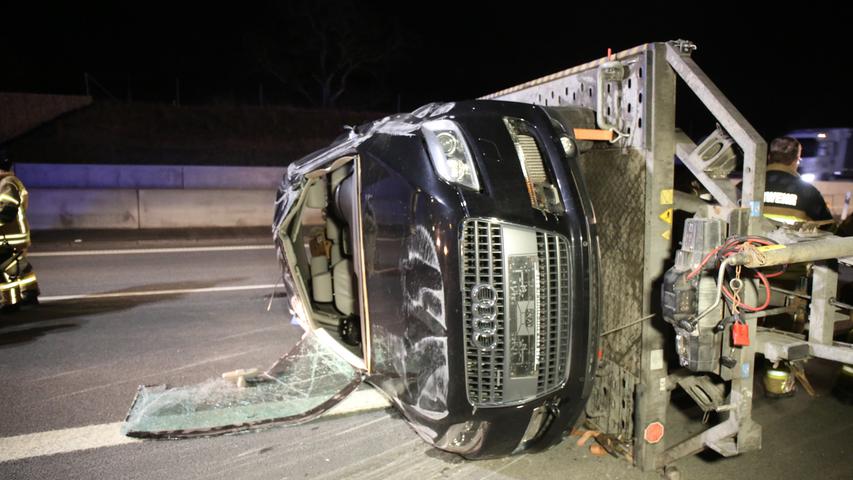 Nach Unfall: Laster-Anhänger kippt um und verliert Audi