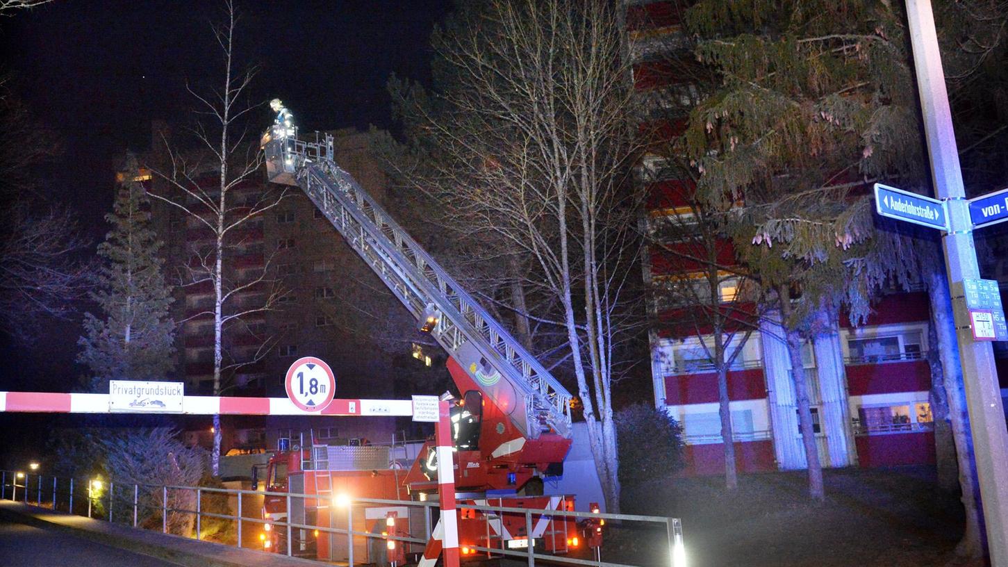 Feuerwehr sucht in Erlangen nach Brand