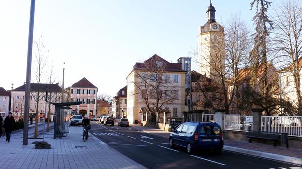 Ansbach ist nicht nur Regierungshauptstadt von Mittelfranken und die ehemalige Residenz der Markgrafen von Brandenburg-Ansbach, sondern wird auch heute noch von seiner bewegten Geschichte geprägt. Nicht nur seine Lage an der historischen Burgenstraße und dem waldreichen Naturpark Frankenhöhe lockt jedes Jahr zahlreiche Touristen an - auch die historischen Sehenswürdigkeiten und Schätze sind einen Besuch wert. Eines der bekanntesten historischen Bauten ist das Herrieder Tor mit seinem markanten achteckigen Turm.
