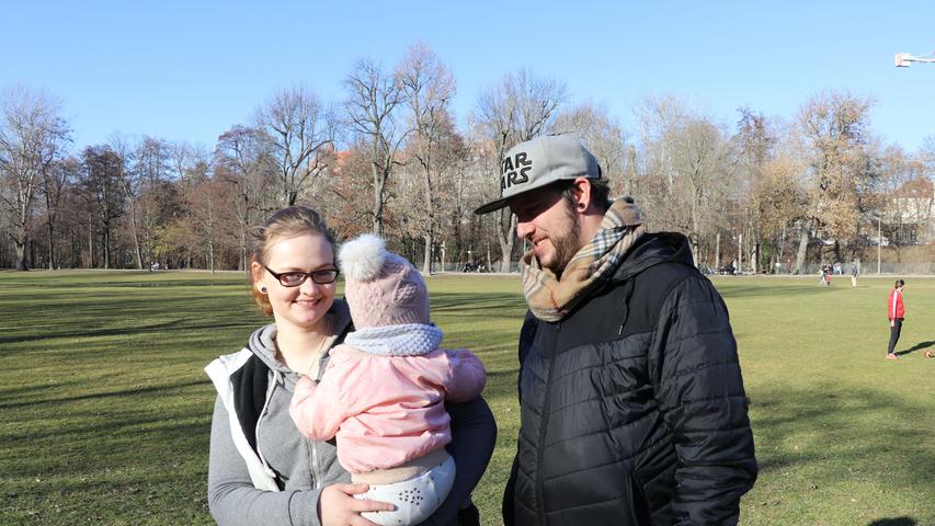 Bei den milden Temperaturen haben sich Sabrina (21), Dane (30) und Töchterchen Ava direkt einen ausgiebigen Spaziergang an der Wöhrder Wiese gegönnt.