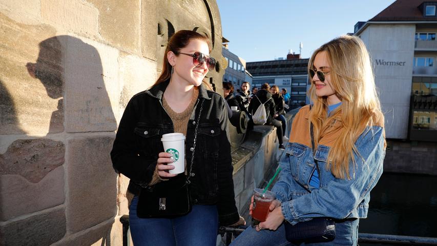 Die beiden strahlen um die Wette: Jenny und Miriam genießen auf der Nürnberger Fleischbrücke ihre Getränke und vor allem die wundervolle Sonne.