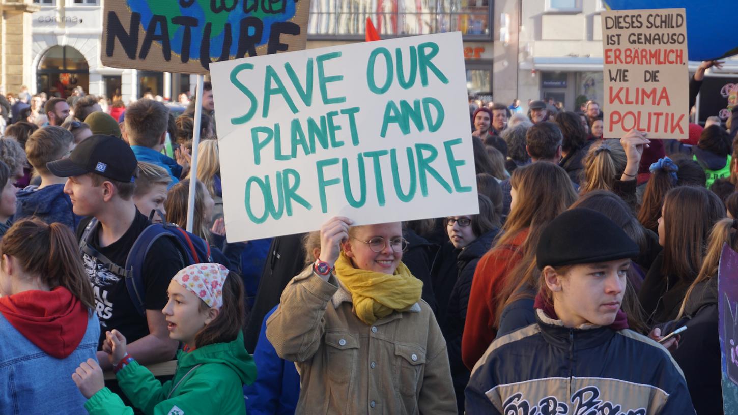 "Rettet das Klima", "Ethik und Moral über Kapital" oder "Save our planet" - die Demonstranten fanden klare Worte.