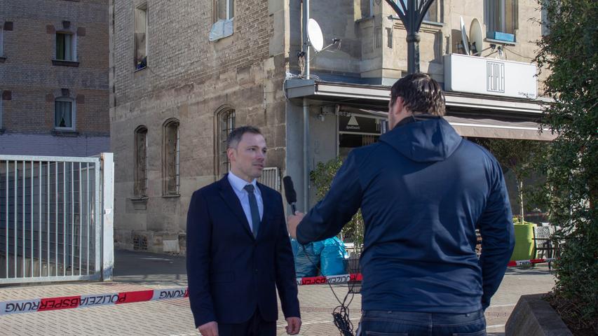 Polizeisprecher Michael Konrad des Präsidiums Mittelfranken gab Pressevertretern vor Ort Auskunft über die laufenden Fahndungsmaßnahmen und den aktuellen Ermittlungsstand.