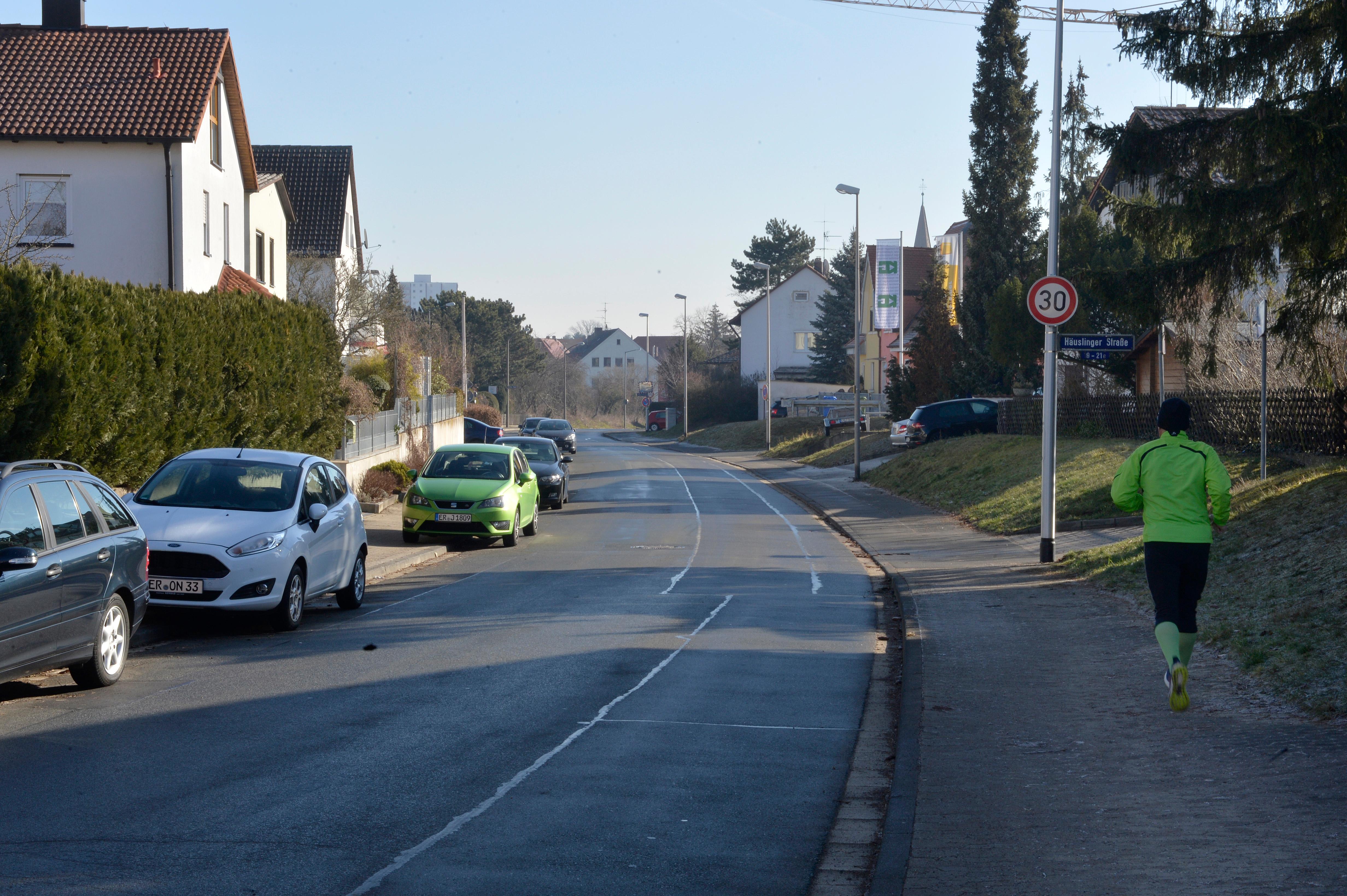 An der Mönaustraße wird zwischen Häuslinger Straße und Hausnummer 25 die Fahrbahndecke erneuert. Einen genauen Zeitplan dafür gibt es noch nicht.