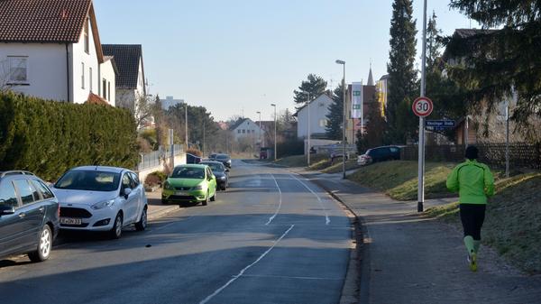 An der Mönaustraße wird zwischen Häuslinger Straße und Hausnummer 25 die Fahrbahndecke erneuert. Einen genauen Zeitplan dafür gibt es noch nicht.