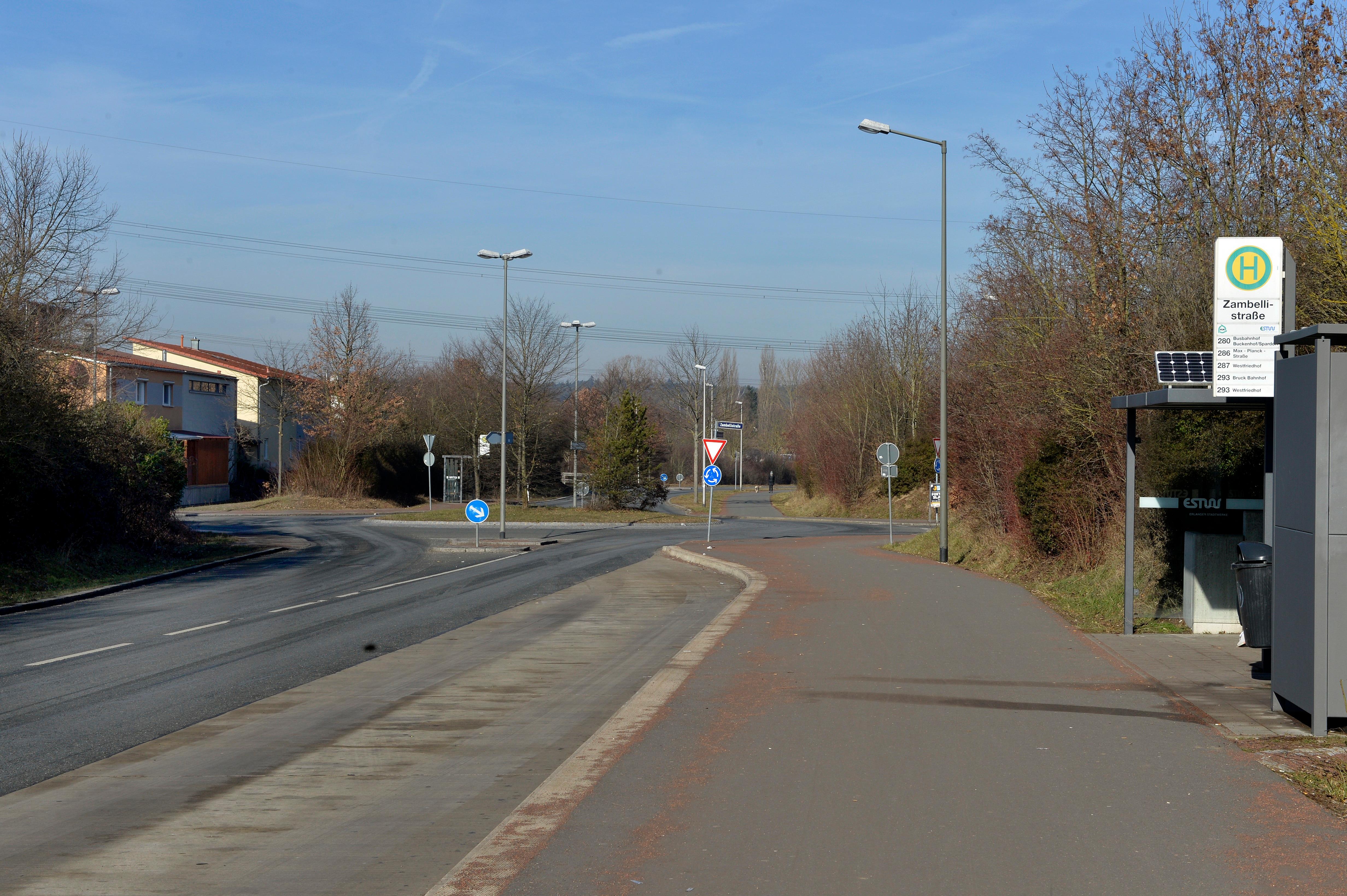 An der Alten Mönaustraße wird ab der Bushaltestelle Zambellistraße stadtauswärts inklusive des Kreisverkehrs die Fahrbahndecke erneuert. Einen genauen Zeitplan dafür gibt es noch nicht..